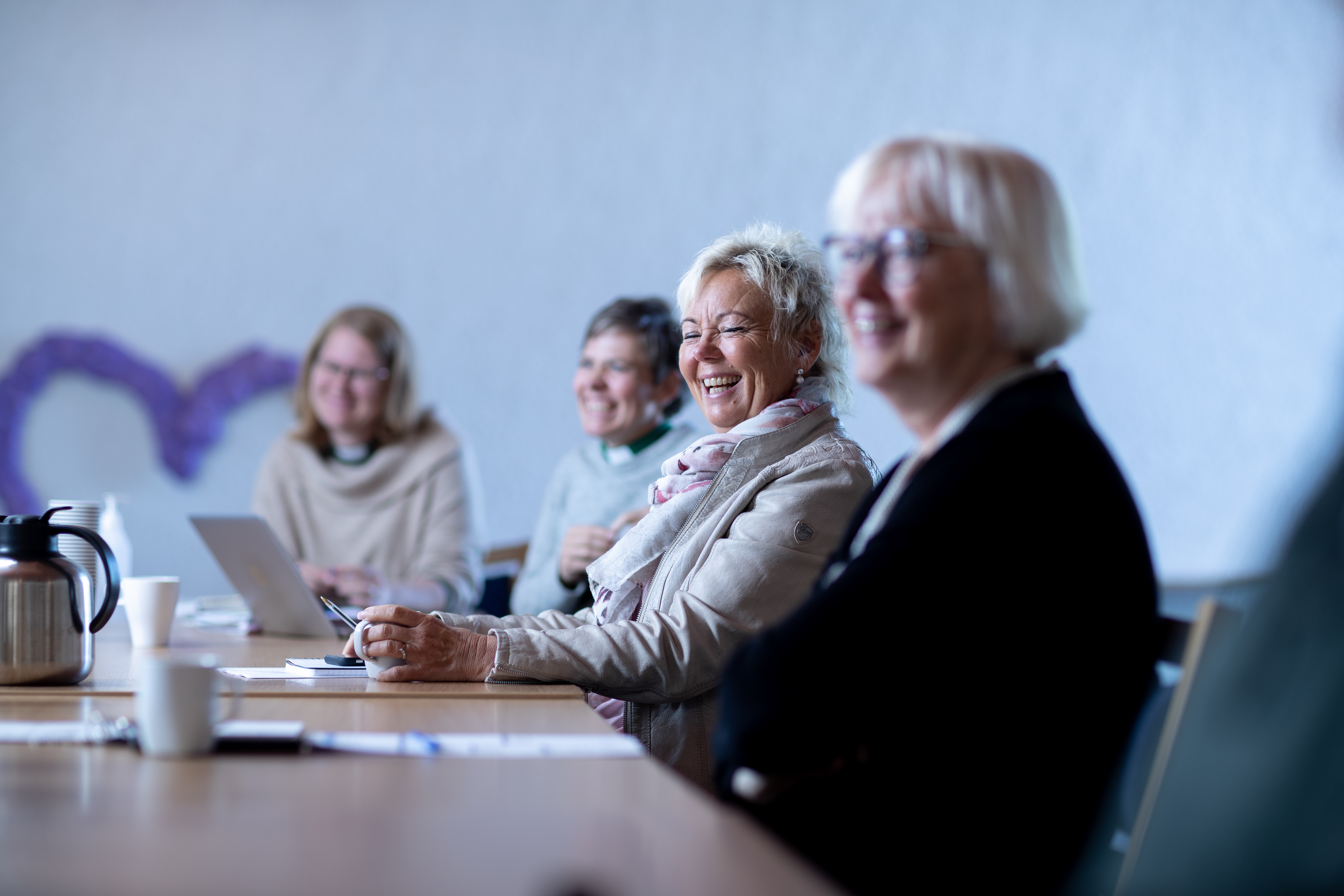 Bilde av smilende møtedeltagere